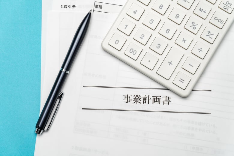 ドローン農薬散布事業の事業計画を立てる様子