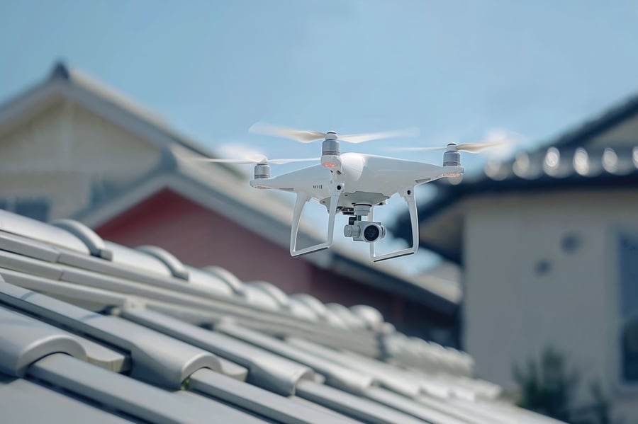 屋根点検を行うドローン