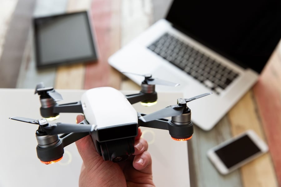ドローンを持つ手元