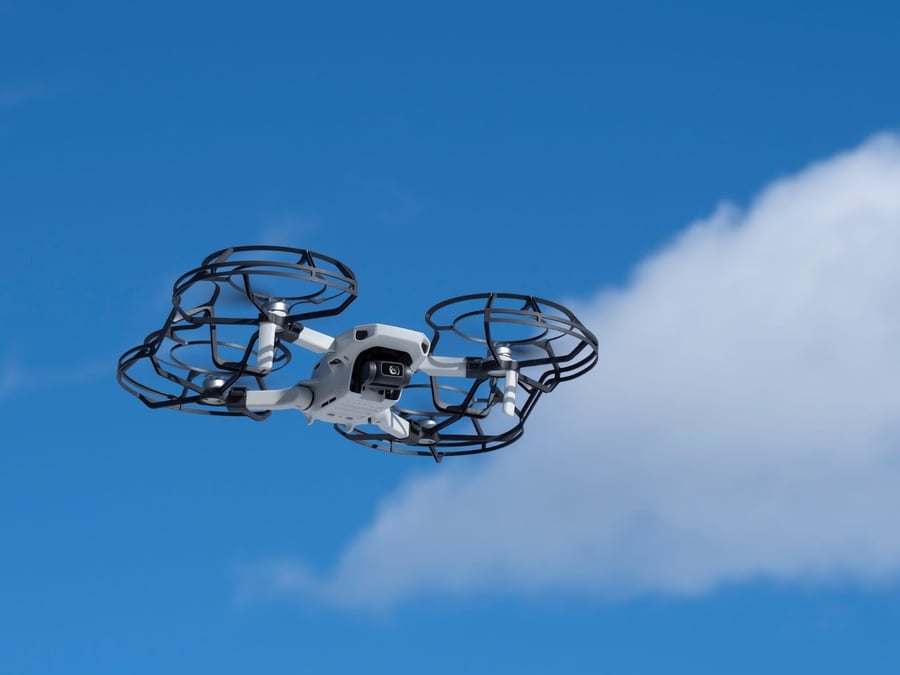 上空で警備をするドローン