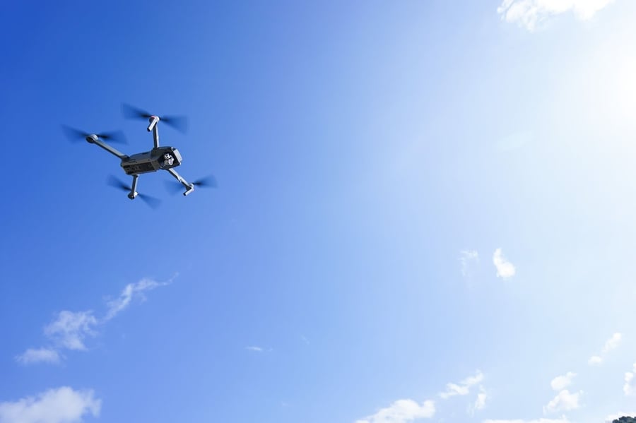 空を飛ぶ耐雷ドローン