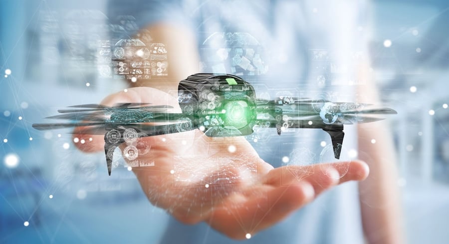 プログラミングしたドローンを操る手元