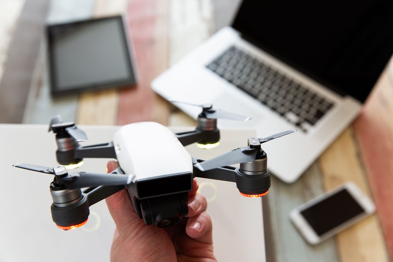ドローンを持つ手元