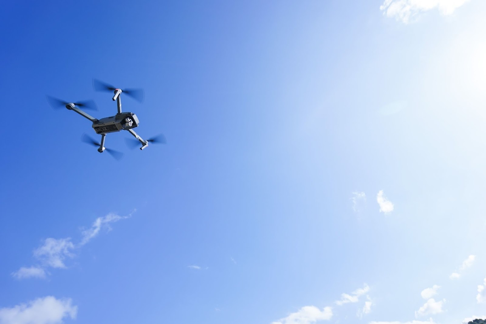 海上を飛行するドローン