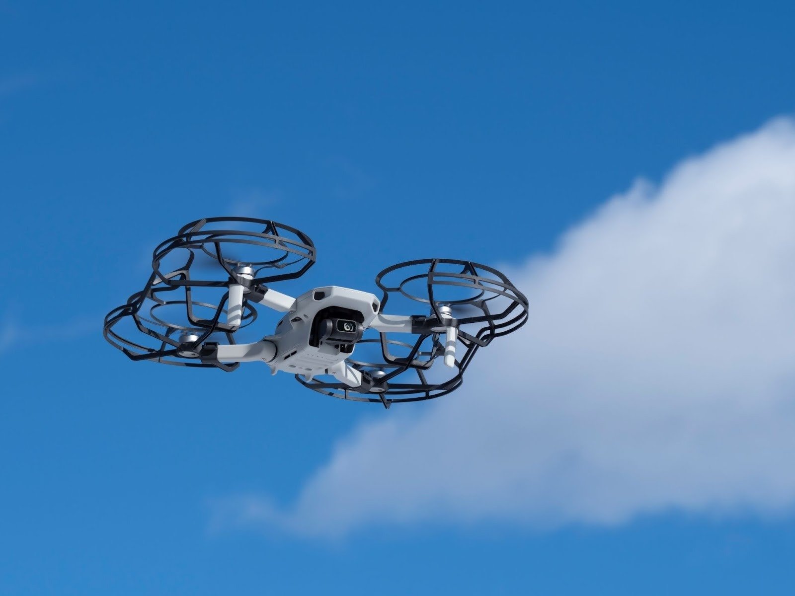 上空で警備をするドローン