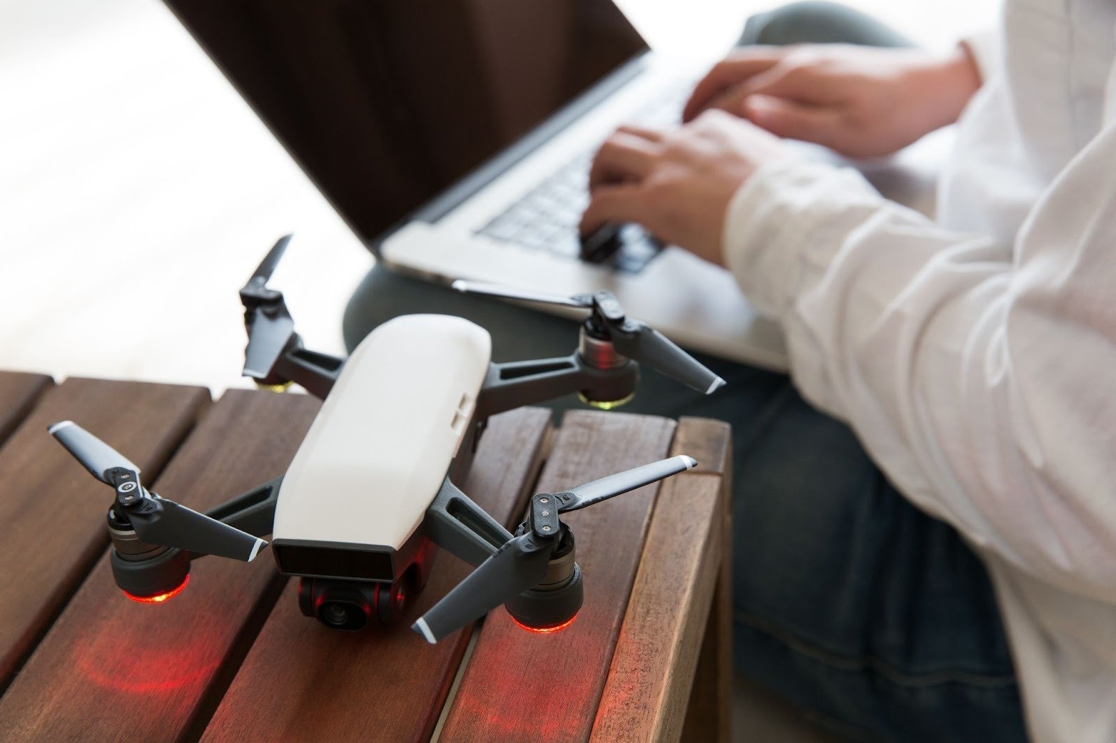 ドローン の補助金について調べる手元