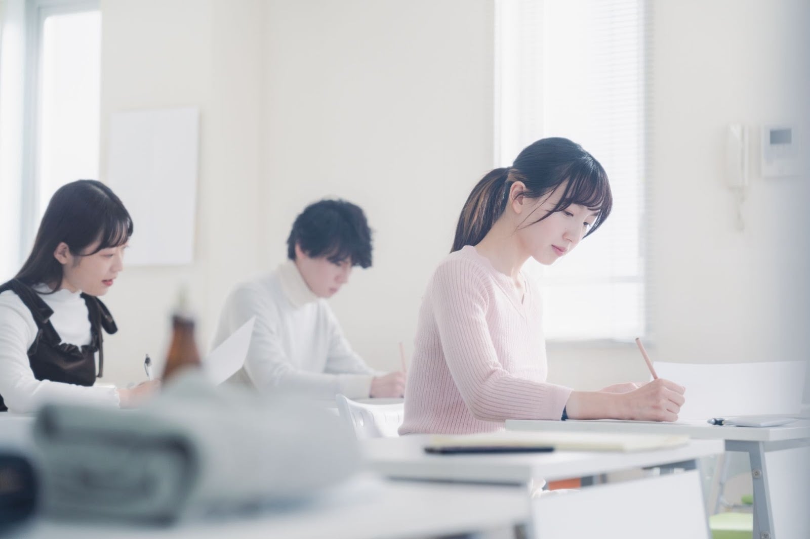 講習を受けて学ぶ受講者のイメージ